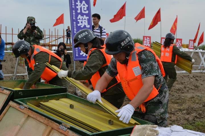 氣動打樁機(jī)廠家：防洪子堤的結(jié)構(gòu)構(gòu)成及原理